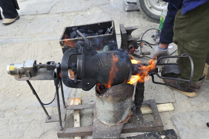 「嘭！」这种怀旧的「大炮手摇爆米花机」，你有多久没见过了？