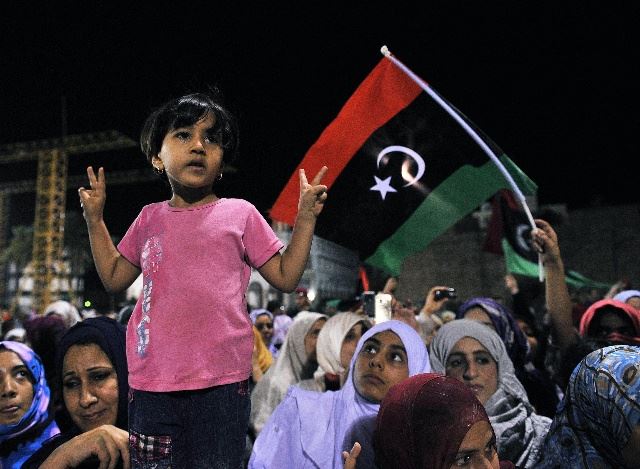 卡扎菲逃了！利比亚美女庆祝战争胜利【组图】