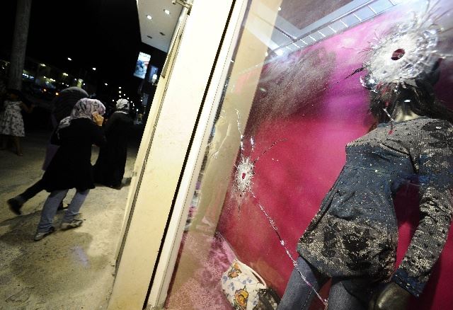 卡扎菲逃了！利比亚美女庆祝战争胜利【组图】