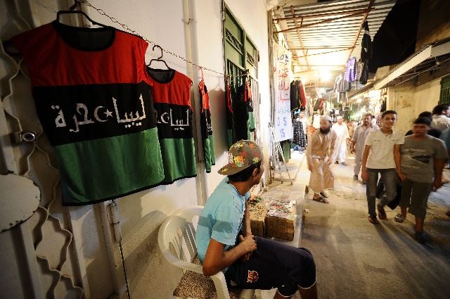 卡扎菲逃了！利比亚美女庆祝战争胜利【组图】