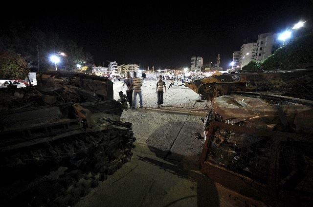 卡扎菲逃了！利比亚美女庆祝战争胜利【组图】