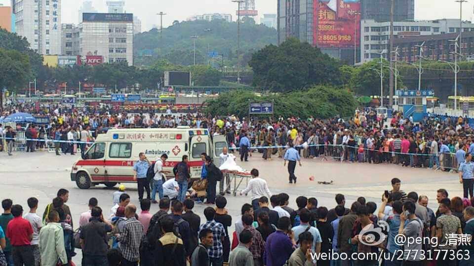 广州火车站4名戴白帽年轻男子持刀砍人