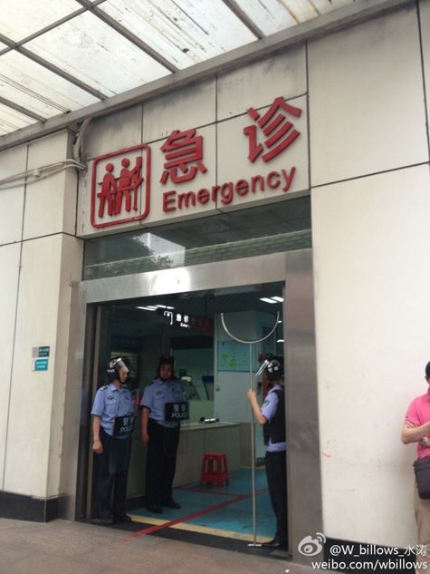 广州火车站4名戴白帽年轻男子持刀砍人