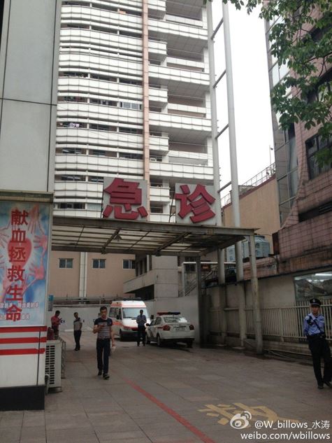 广州火车站4名戴白帽年轻男子持刀砍人