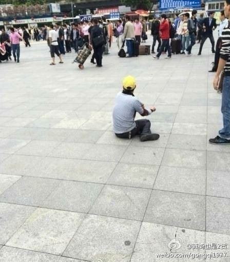 广州火车站4名戴白帽年轻男子持刀砍人