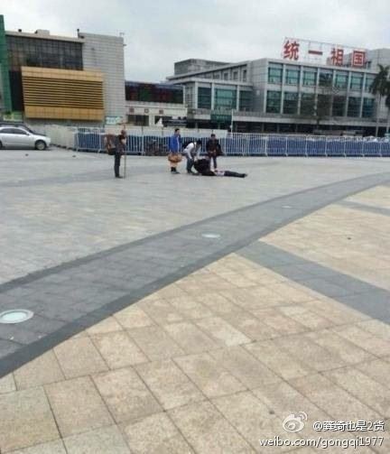 广州火车站4名戴白帽年轻男子持刀砍人
