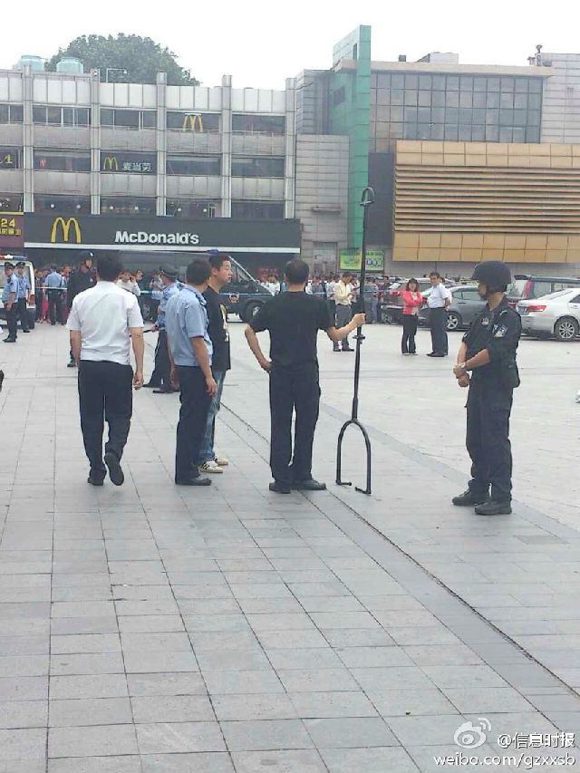 广州火车站4名戴白帽年轻男子持刀砍人