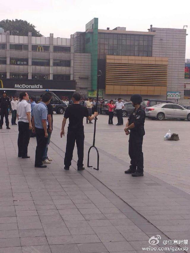 广州火车站4名戴白帽年轻男子持刀砍人