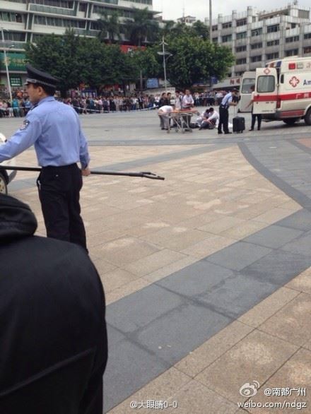 广州火车站4名戴白帽年轻男子持刀砍人