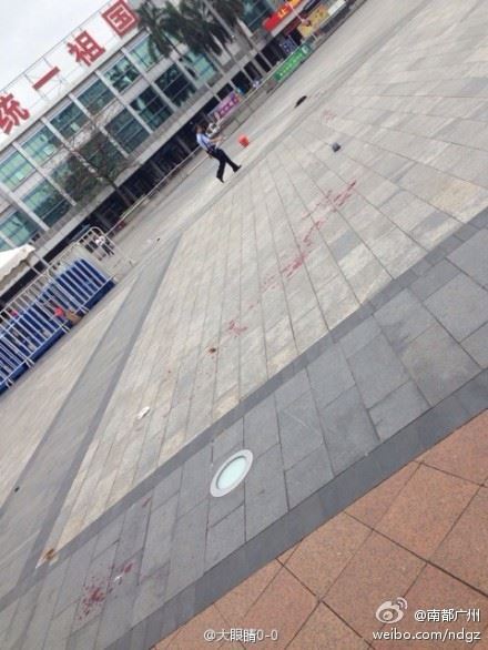 广州火车站4名戴白帽年轻男子持刀砍人