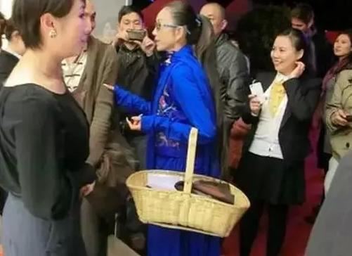 盘点杨丽萍那些提菜篮子秒杀一切大牌的造型(图)
