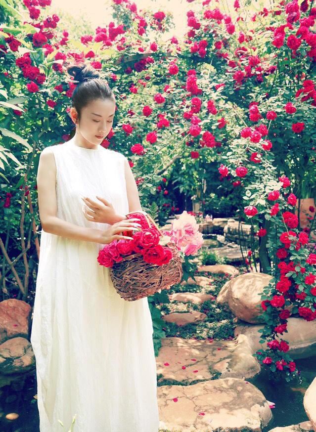 盘点杨丽萍那些提菜篮子秒杀一切大牌的造型(图)