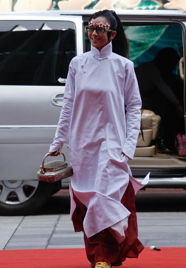 盘点杨丽萍那些提菜篮子秒杀一切大牌的造型(图)