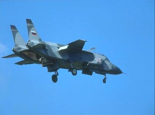 中国歼-18配081两栖攻击舰直逼美军