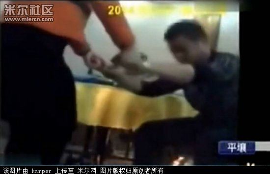 曝朝鲜官员夜生活:与女服务员贴身热舞亲吻