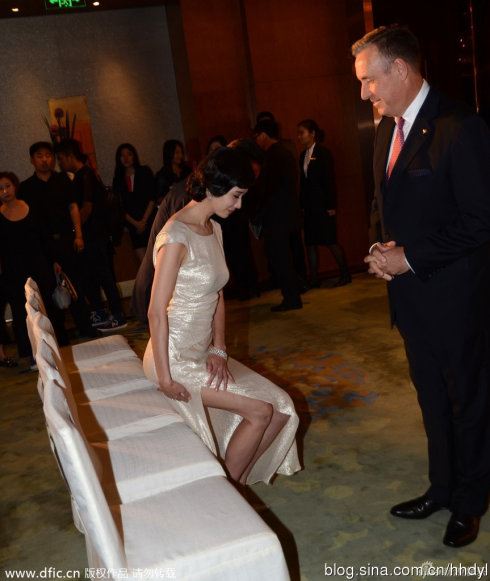 20大女星低胸翘臀秀美腿遭尾随偷瞄的尴尬瞬间（组图）