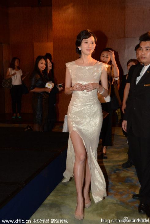 20大女星低胸翘臀秀美腿遭尾随偷瞄的尴尬瞬间（组图）