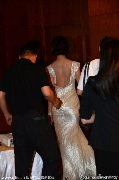 20大女星低胸翘臀秀美腿遭尾随偷瞄的尴尬瞬间（组图）