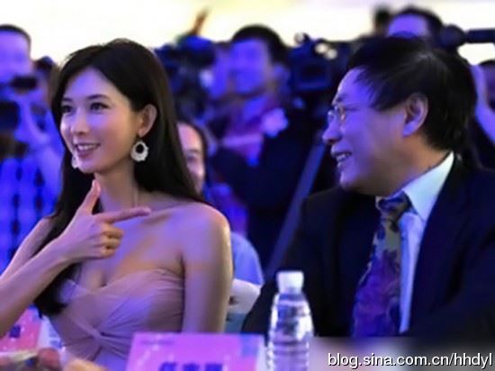 20大女星低胸翘臀秀美腿遭尾随偷瞄的尴尬瞬间(组图)