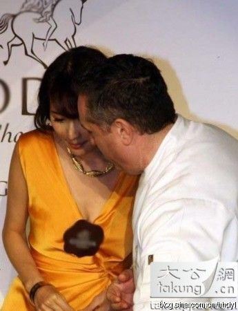 20大女星低胸翘臀秀美腿遭尾随偷瞄的尴尬瞬间（组图）