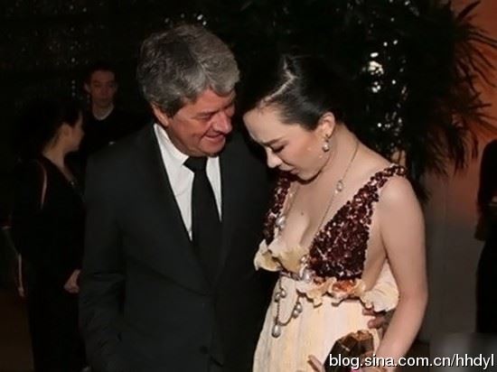 20大女星低胸翘臀秀美腿遭尾随偷瞄的尴尬瞬间(组图)