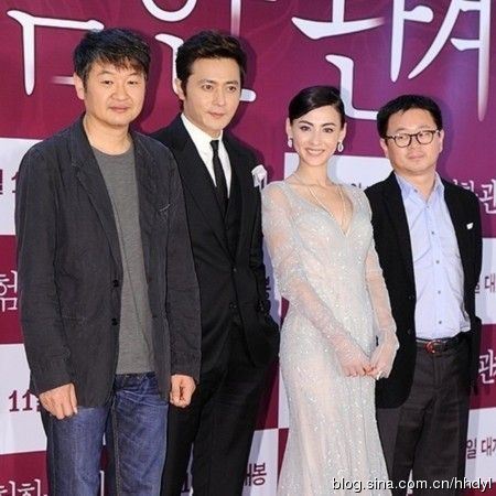 20大女星低胸翘臀秀美腿遭尾随偷瞄的尴尬瞬间(组图)