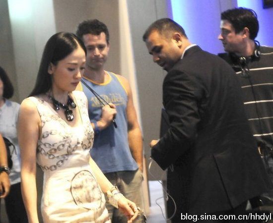 20大女星低胸翘臀秀美腿遭尾随偷瞄的尴尬瞬间（组图）