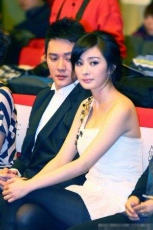 20大女星低胸翘臀秀美腿遭尾随偷瞄的尴尬瞬间（组图）