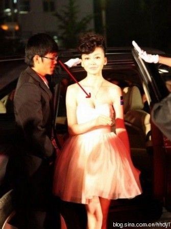 20大女星低胸翘臀秀美腿遭尾随偷瞄的尴尬瞬间(组图)