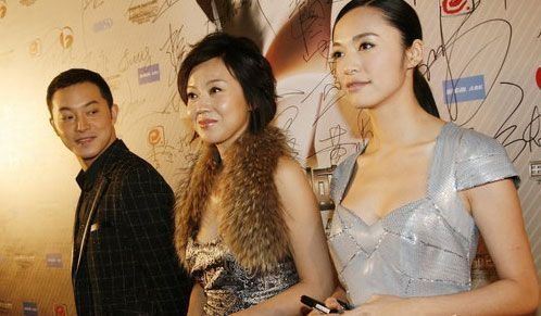 20大女星低胸翘臀秀美腿遭尾随偷瞄的尴尬瞬间（组图）