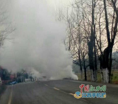 美娟心语｜江西一村民在镇政府院内驾车撞伤村支书，伤了官府的心快了百姓的意，为啥？