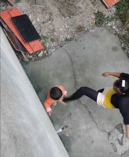 网曝女子打小孩扒裤子虐待孩子5分钟(图)
