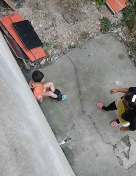 网曝女子打小孩扒裤子虐待孩子5分钟(图)