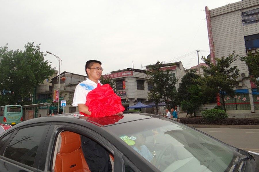 湖北恩施高考状元乘轿车游街