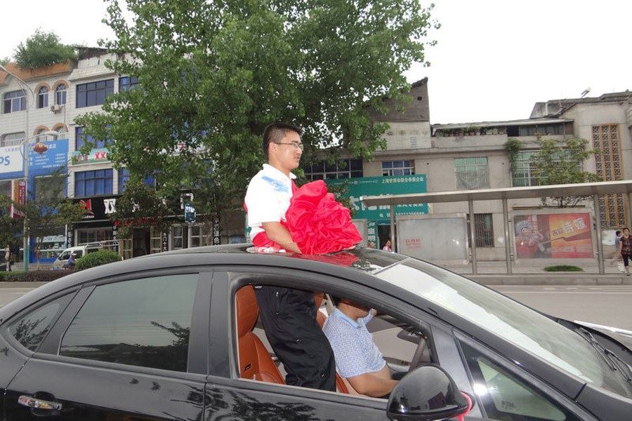 湖北恩施高考状元乘轿车游街