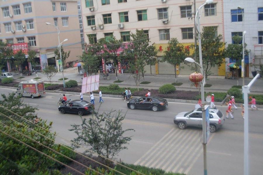 湖北恩施高考状元乘轿车游街