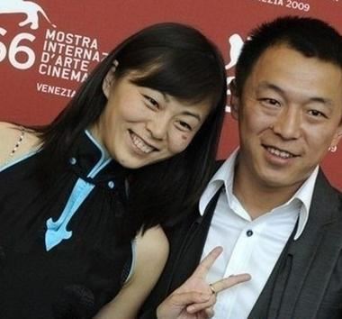 黄渤与老婆亲密照曝光很有夫妻相（图）