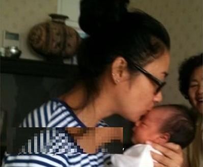 黄渤与老婆亲密照曝光很有夫妻相（图）