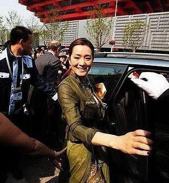 惊曝十大女星被摸臀的尴尬瞬间(图)