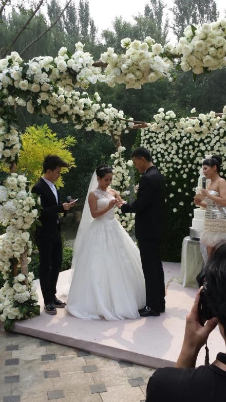 何洁赫子铭浪漫婚礼现场实拍（图）