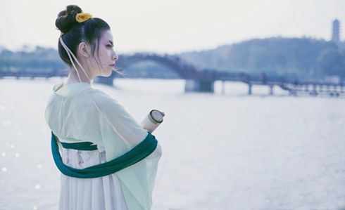 『观微见菩』万物生：风在摇它的叶，草在结它的籽°