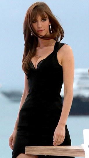 美女主播“全裸”报天气谁更大胆（图）