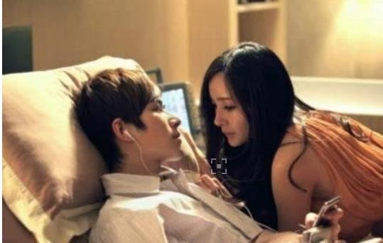 杨幂吻戏很火！她吻遍老公及胡歌李易峰等绯闻男友，还有大批鲜肉