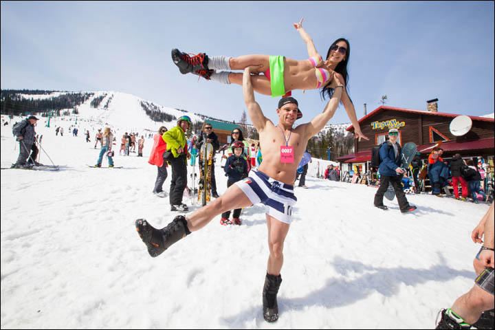 俄罗斯美女在哪儿大秀雪地比基尼？