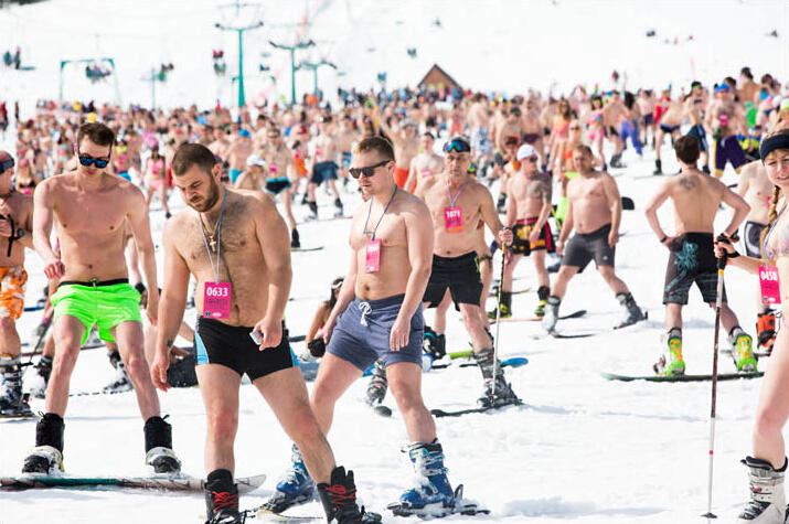 俄罗斯美女在哪儿大秀雪地比基尼？