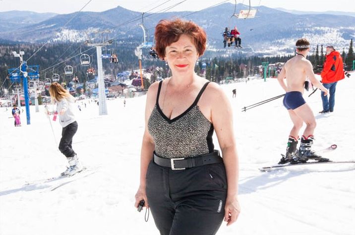 俄罗斯美女在哪儿大秀雪地比基尼？