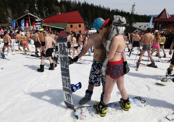 俄罗斯美女在哪儿大秀雪地比基尼？