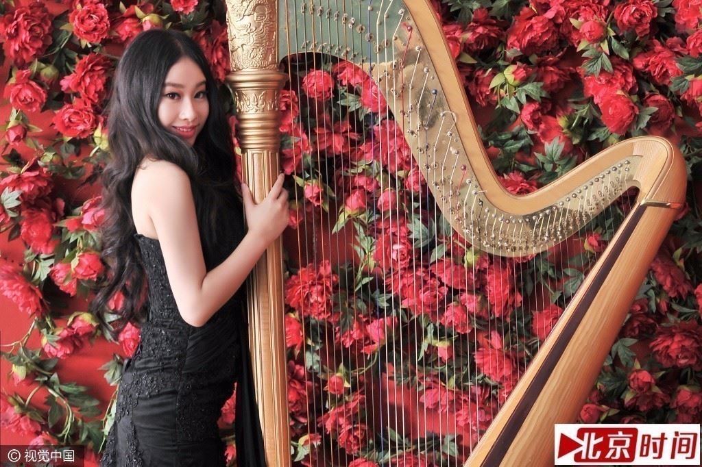 惊呆！竖琴美女时薪5000元文艺范好值钱