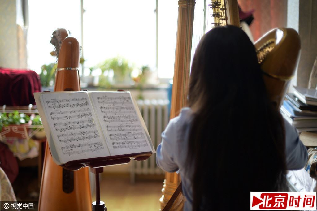 惊呆！竖琴美女时薪5000元文艺范好值钱