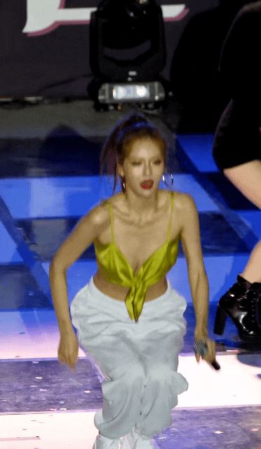 金泫雅现场出现舞台事故，她的反应让全场沸腾